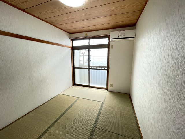【和室】 | サンビュー | 南西向き和室6帖☆バルコニーに繋がる落ち着くお部屋です！エアコン付きで1年中快適に過ごせますね☆