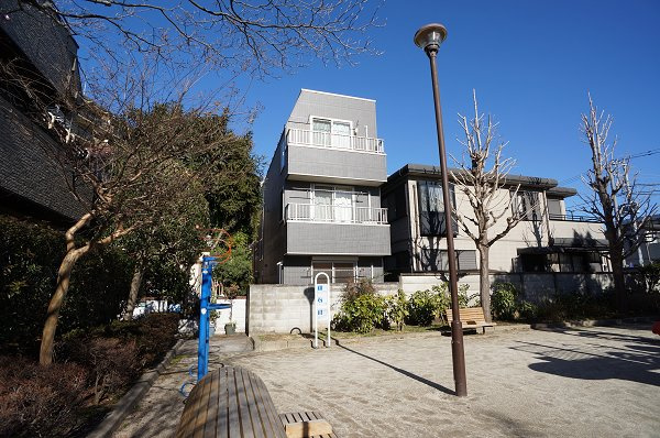 アクア ヴリーズBの周辺|公園から物件を望む♪