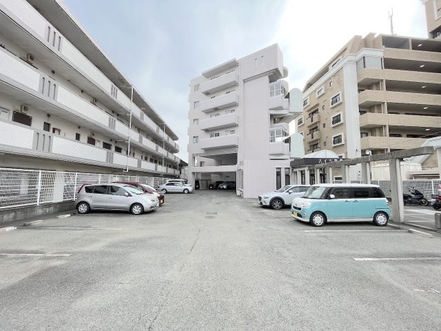 ハイツ室見の駐車場