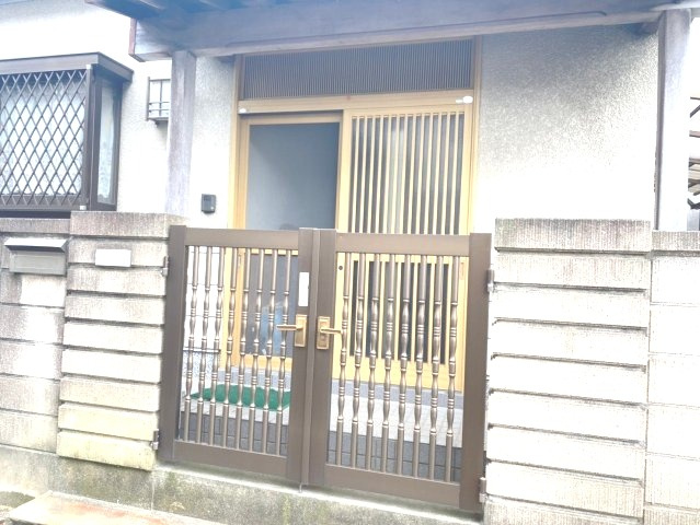 須恵町大字旅石中古戸建の外観|玄関前にはアルミフェンス付きで、プライベートスペースが確保されています！