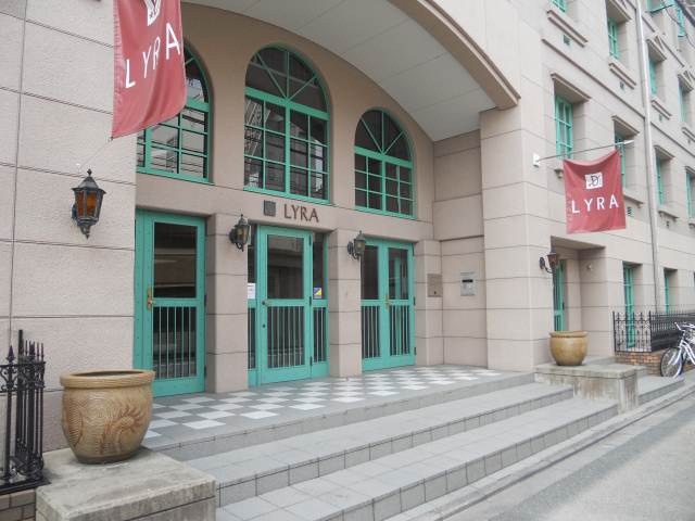 D'sLYRA（ディーズライラ）のエントランス