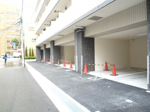 レオンコンフォート難波南の駐車場