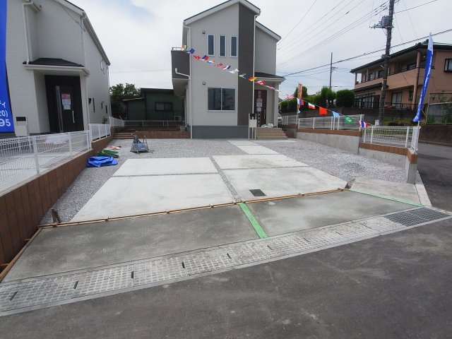 新築　榛東村新井第1　クリエートの家　1号棟の駐車場|現地写真　 駐車スペース広々！建物東側に並列で３台置けます♪全部で5台以上置けるスペースがあります！					
