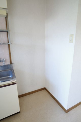 【キッチン】 | 青葉ハイツ2 | 冷蔵庫はキッチン横にそっと寄り添う。