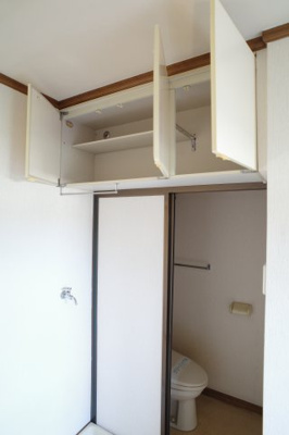 【収納】 | 青葉ハイツ2 | 洗濯機置き場の上部には小物ストッカー。