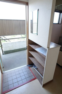 【玄関】 | 青葉ハイツ2 | 玄関にはシューズBOX。

