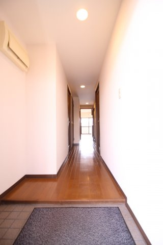 プラザハイツ二ツ屋C棟の玄関