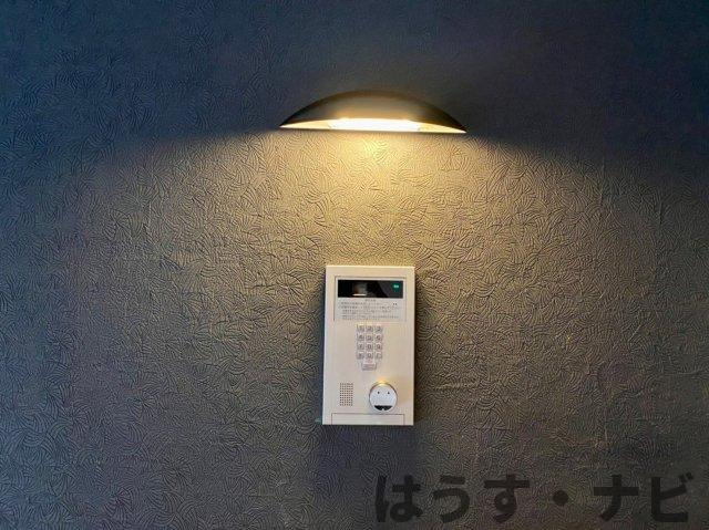 サヴォイラルカンジュの防犯設備|《オーナーチェンジ物件》ライトで来訪者の顔や手元が見やすく安心です！