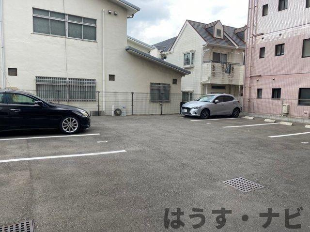 サヴォイラルカンジュの駐車場|《オーナーチェンジ物件》前面道路からマンション下の駐輪場を通り駐車場があります！