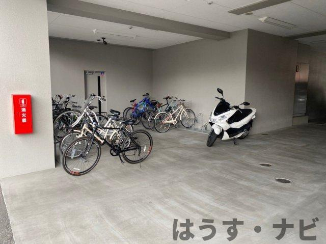 サヴォイラルカンジュの駐輪場|《オーナーチェンジ物件》屋根があるので雨の日も安心です！