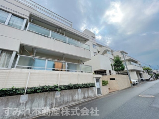 【外観】 | 高宮駅徒歩8分♪大通りから少し入った場所に位置しているので、周辺静かで落ち着いた環境です。