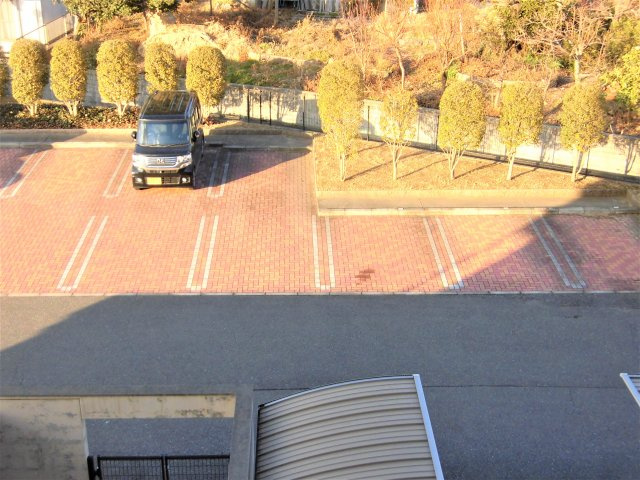 エスポワール本今の駐車場