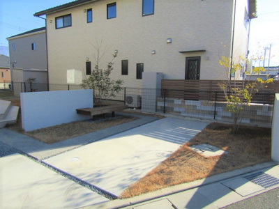【駐車場】 | 新古戸建　笛吹市石和町小石和 | 駐車場に車を止められます