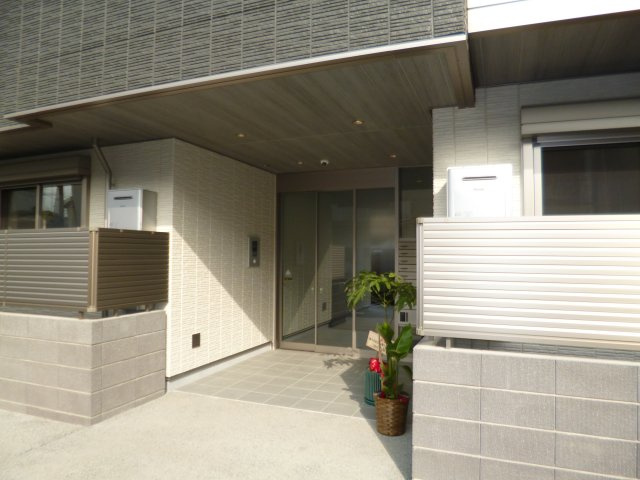 都窪郡早島町前潟の賃貸マンションのエントランス