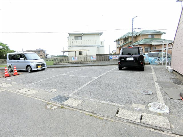 スカイコート求名の駐車場