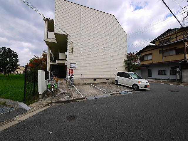 クオリア西大寺の駐車場|駐車場完備です