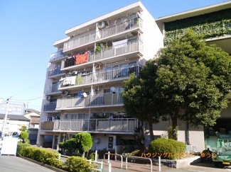 【外観】 | 閑静な住環境に建つ、おススメの物件です。最上階で陽当りも良好です。