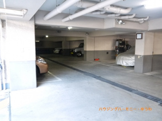 【その他共用部分】 | 建物内に、広々した駐車場を完備。