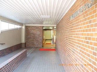 【エントランス】 | タイル張りのおしゃれなエントランス。