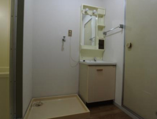 コーポ大久保【10,000円キャッシュバック対象物件】の洗面所|スペースが確保できる洗面所です