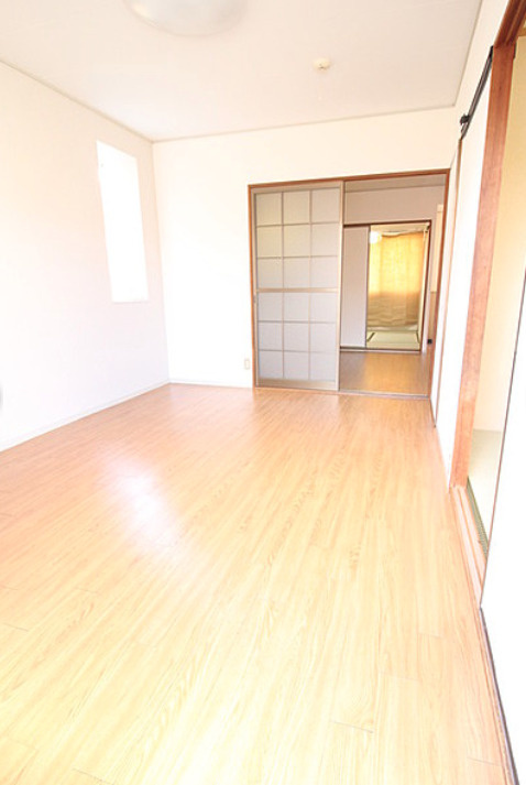 コーポ大久保【10,000円キャッシュバック対象物件】の居間・リビング|こちらの居間で趣味の時間をお楽しみください