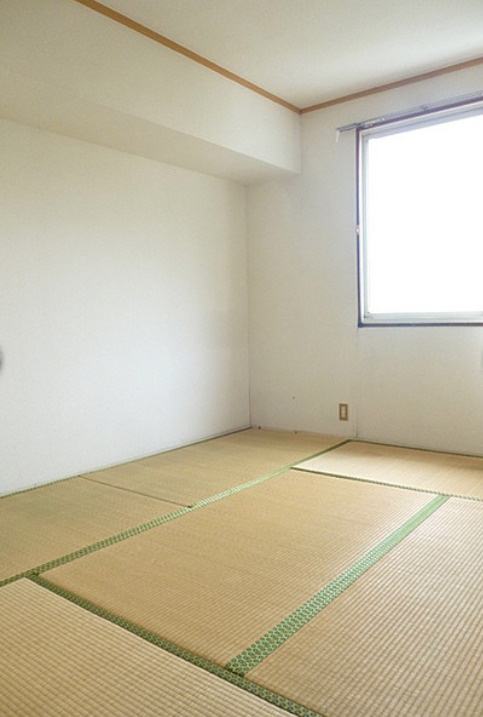 コーポ大久保【10,000円キャッシュバック対象物件】の和室|日本らしい落ち着いた雰囲気の和室です