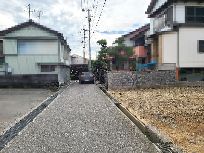 高知市愛宕町４丁目　売土地の前面道路含む現地写真