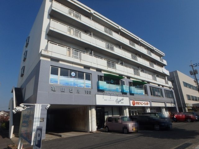 亀山ビル100の外観