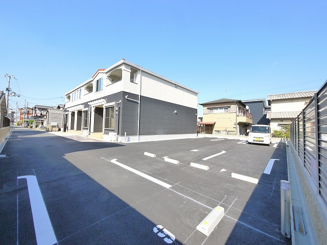 サンシャイン富堂Ⅳの駐車場|車をお持ちの方に嬉しい駐車場付きの物件です