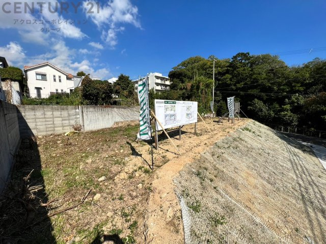 現地は第一種低層地域に指定された閑静な住宅地エリアになります。