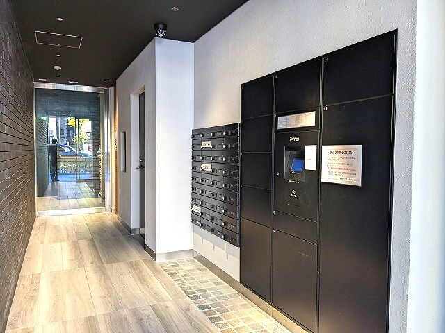 パークフラッツ蔵前のエントランス|宅配BOXです
