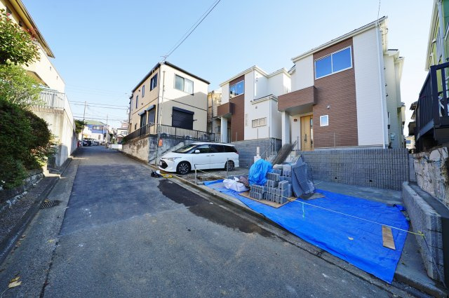 【横浜市旭区白根６丁目６４新築戸建て１号棟】★仲介手数料無料★（不動丸小学校・鶴ヶ峰中学校）の前面道路含む現地写真