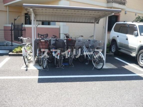 サンタバレー弐番館の駐車場