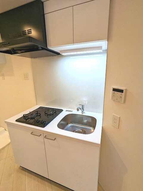 URBAN PARK入谷のキッチン|瀟洒でお手入れ楽なガラストップのガス2口システムキッチンです