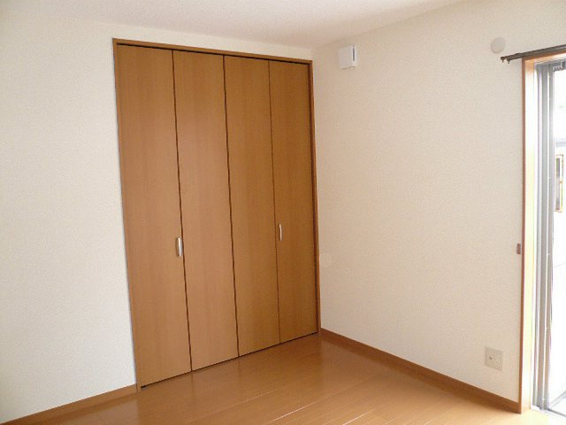 ウィンコート青柳【キャッシュバック対象物件】の寝室|広くて明るい寝室