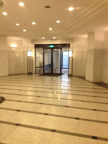 【エントランス】 | 【エントランスホール】白を基調とした高級感溢れるエントランスホールです☆