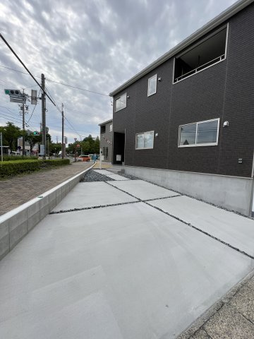 碧南市霞浦町第1　新築戸建　2号棟の駐車場|車をお持ちの方に嬉しい駐車場付きの物件です