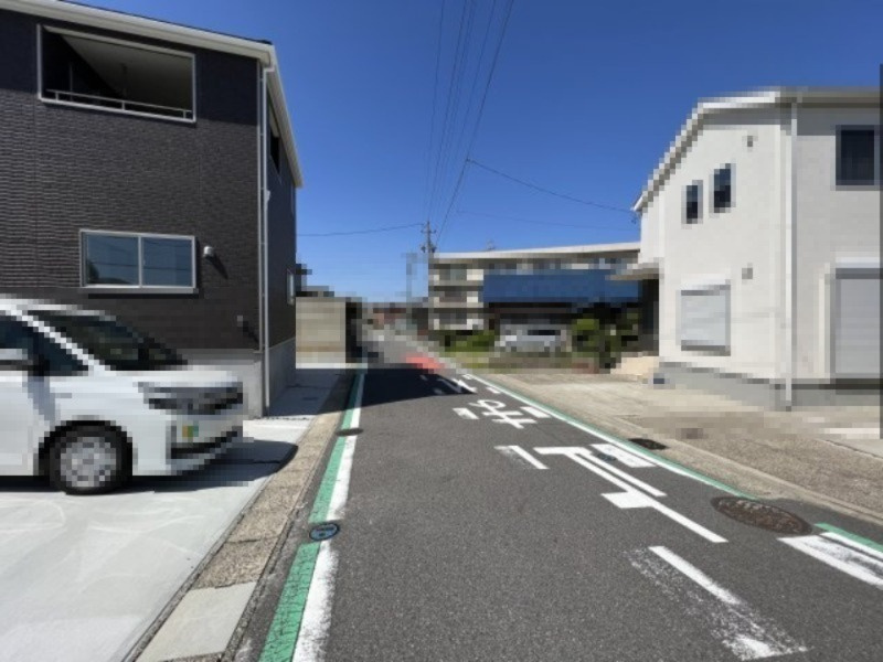 碧南市霞浦町第1　新築戸建　2号棟の前面道路含む現地写真|碧南市霞浦町第1新築戸建前面道路写真です。東側公道約5.3～5.6ｍ