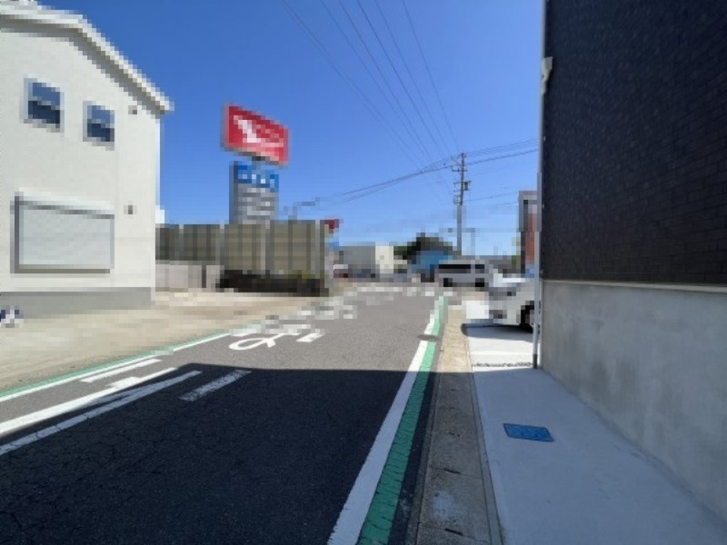 碧南市霞浦町第1　新築戸建　2号棟の前面道路含む現地写真|碧南市霞浦町第1新築戸建前面道路写真です。東側公道約5.3～5.6ｍ