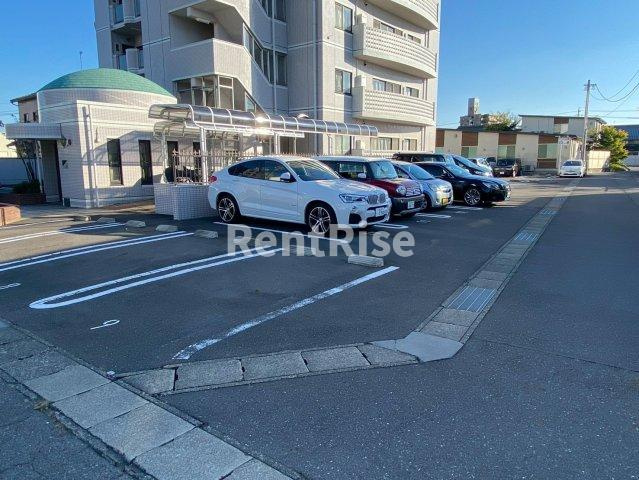 グランプラス西島の駐車場