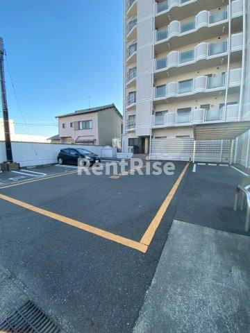 グランプラス西島の駐車場