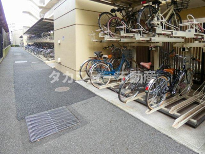 【駐車場】 | ライネスシティ千葉みなと | 駐車場があるので、車を買う予定の方も安心です