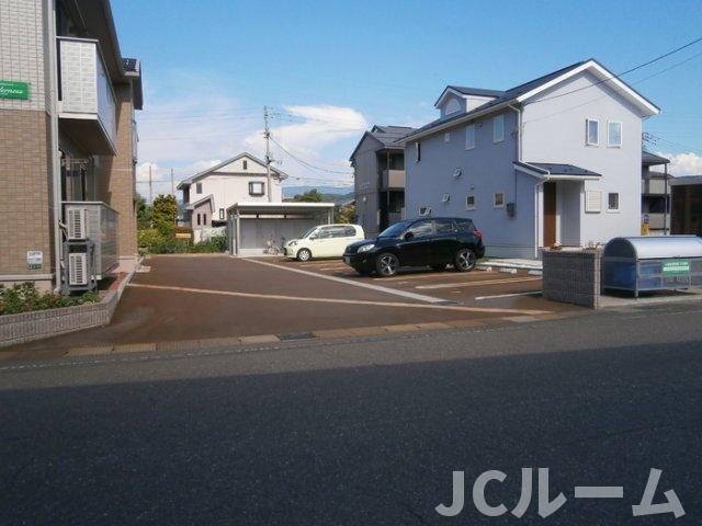 テンダネスの駐車場