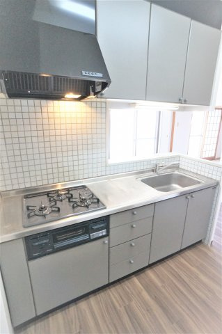 薬園台ガーデンヒルズのキッチン|三口のシステムキッチンです