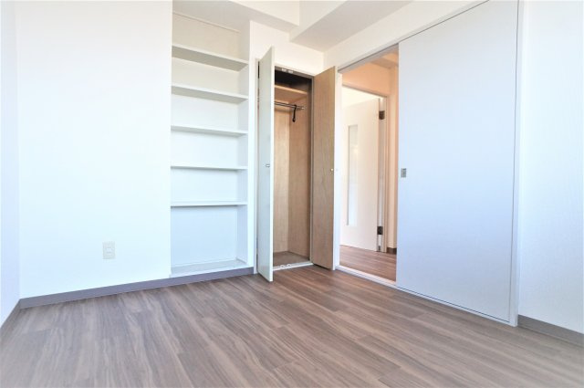 薬園台ガーデンヒルズの寝室|棚付きの洋室