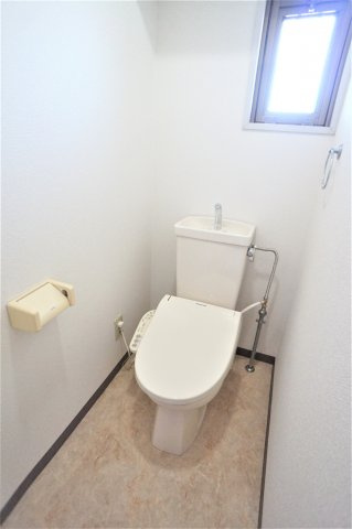 薬園台ガーデンヒルズのトイレ|窓付きのトイレです