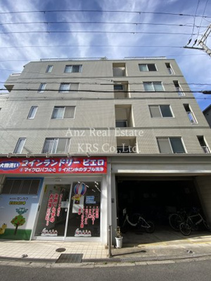 【外観】 | プラム九条 | 存在感溢れるマンションです！1階にはコインランドリー♪