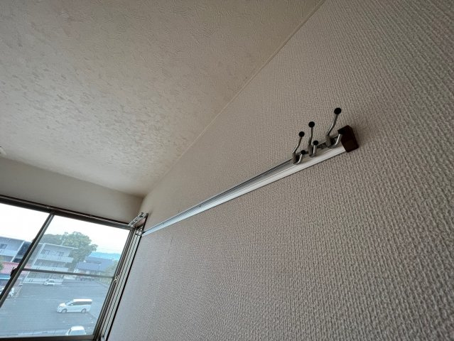 【設備】 | グランドハイツ百北 | 北側洋室ハンガーレール