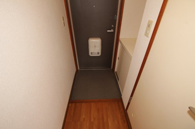 【玄関】 | エスペランス６ | 収納もある玄関です
203号室　2018/9/17撮影