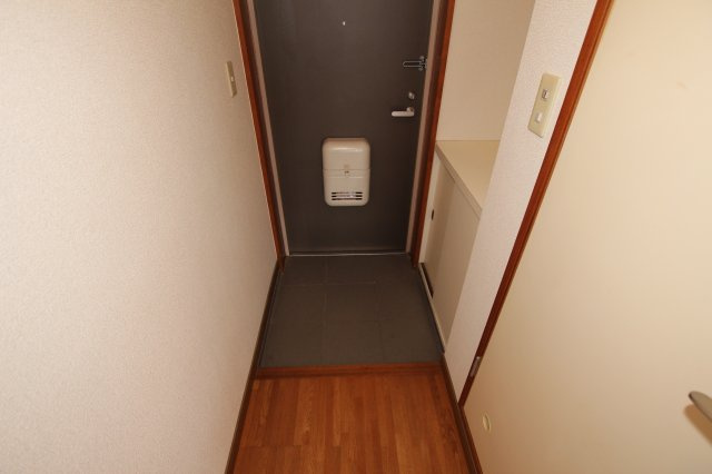 【玄関】 | エスペランス６ | 収納もある玄関です
203号室　2018/9/17撮影